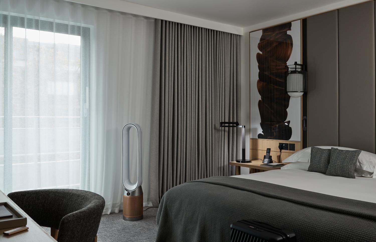 Produits Dyson dans une chambre d'hôtel